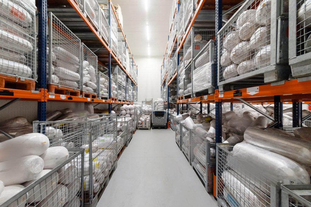 Nowoczesna chłodnia wysokiego składowania w zakładzie Izmir, wypełniona towarem zabezpieczonym do transportu.